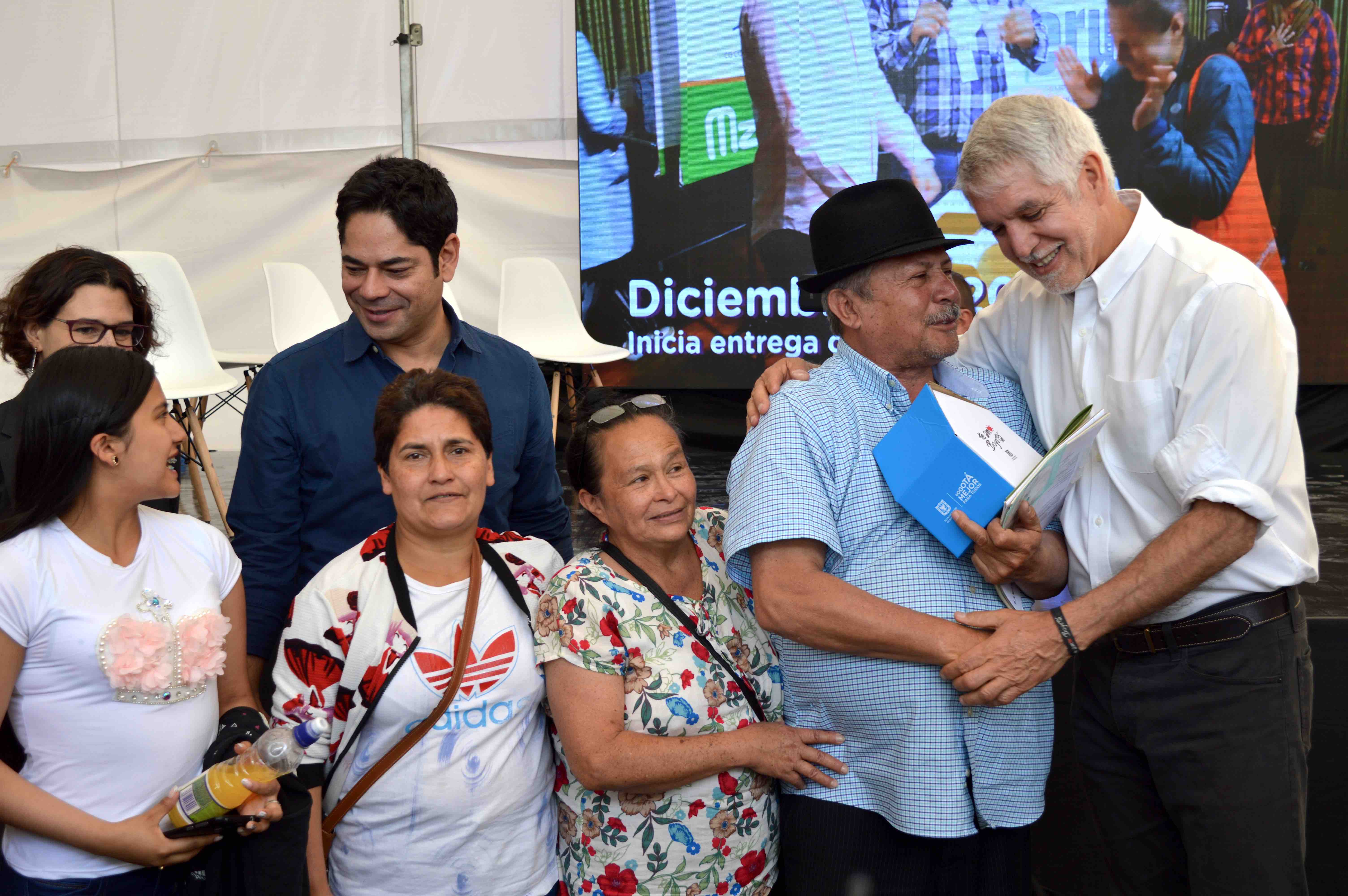 Alcalde Enrique Peñalosa con familias beneficiadas de los proyectos de vivienda